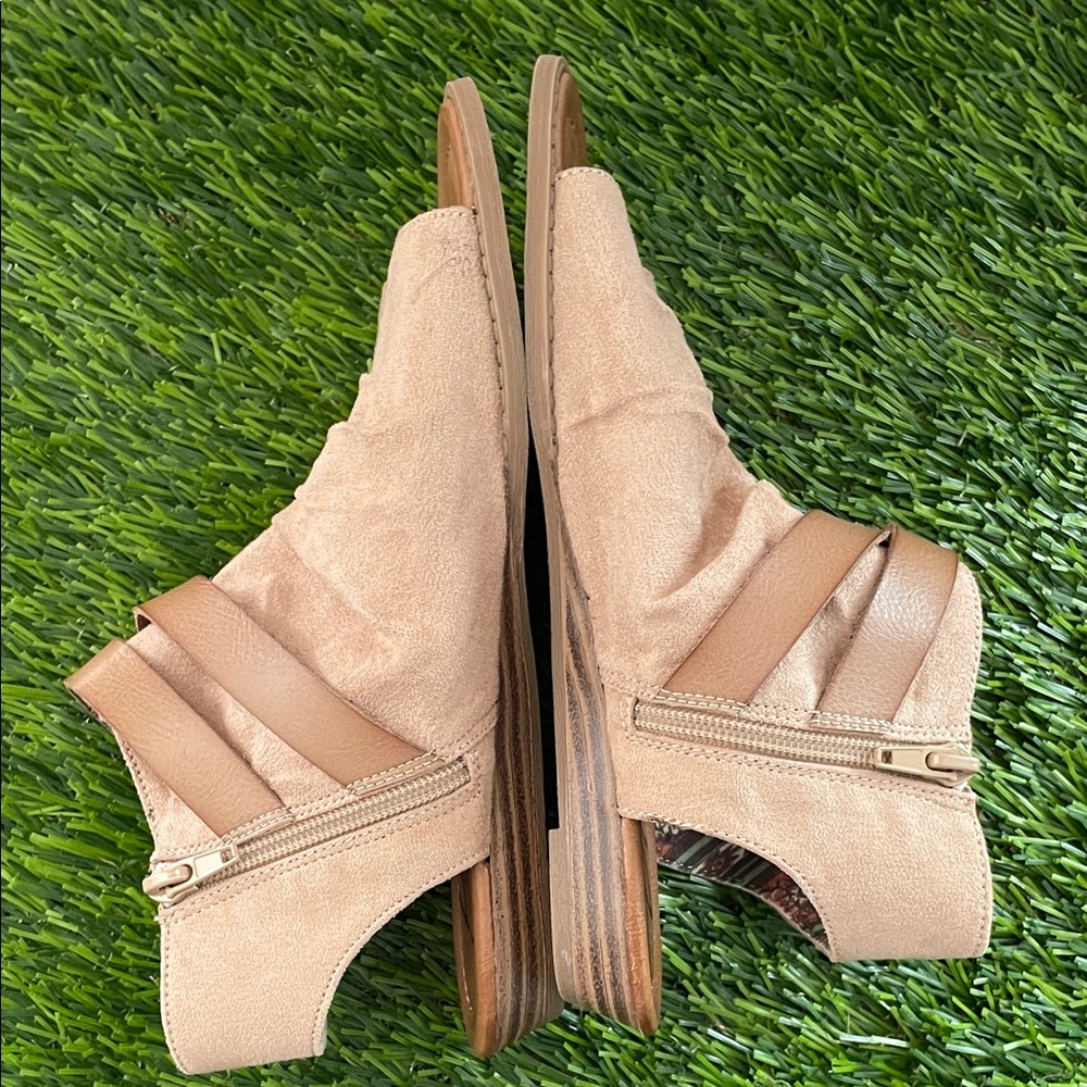 NWOT. Blowfish Beige Strappy Sandals